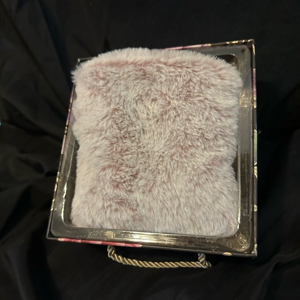 Ellen Tracy Faux Fur Comfort Pad